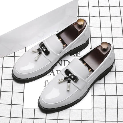 Mocassini di marca di lusso italiani Scarpe da uomo Nappa Scarpe firmate da uomo Scarpe in pelle laccata stile britannico Scarpe da sposa con fondo spesso