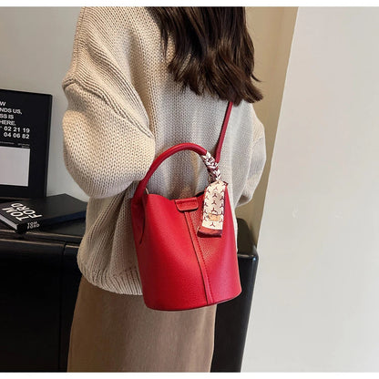 Borse a tracolla e a tracolla a secchiello in PU rosso Nero Senso del lusso Borsa a due usi da donna 2024 Moda versatile in vendita