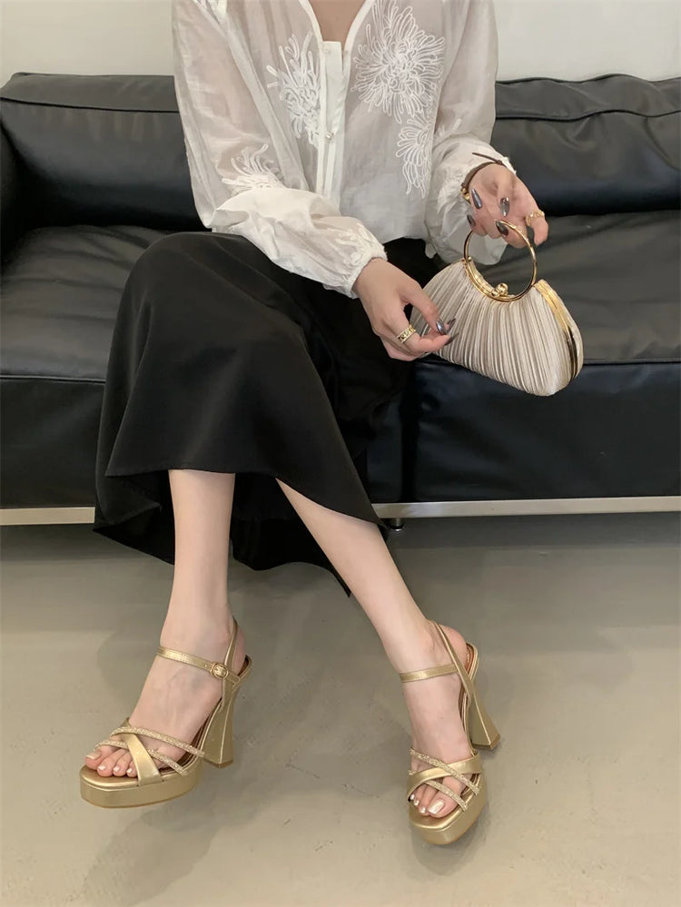 Liyke 2026 New Fashion Runway Sandali con plateau con tacco alto Strass Cinturino alla caviglia Open Toe Scarpe da festa di nozze Donna Oro