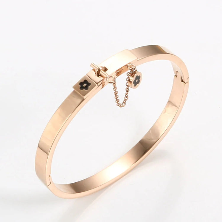 Set di gioielli di moda di lusso in acciaio inossidabile Set di gioielli da donna dorati Bracciale con ciondolo a forma di fiore Anelli per uomo Set di gioielli da donna regalo platinumshop