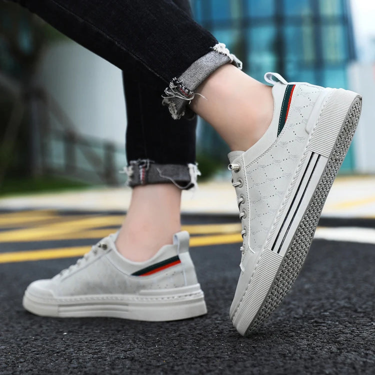 Men's lightweight skate shoes, everyday casual sneakers for men, colors: white and beige, sizes 39 to 46.