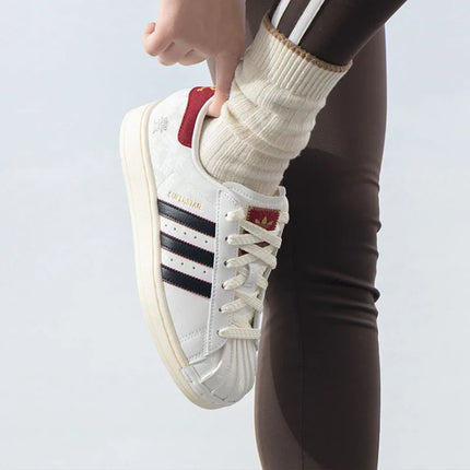 adidas Originals Superstar 2 CNY Scarpe da ginnastica retrò GS a profilo basso, comode, morbide, leggere, con punta a conchiglia, suola sottile, versatili, resistenti all'usura, disponibili in bianco, nero e rosso JR8084