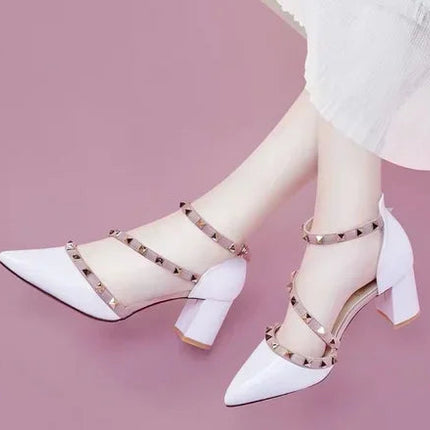 Scarpe da donna di marca famose Borchie dorate Copri tacchi Sandali da 4 cm Cinturino incrociato Décolleté in pelle a specchio Punta a punta Tacchi a spillo moda 33-42 platinumshop