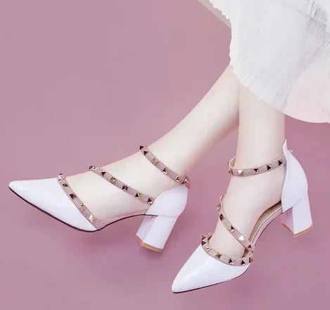 Scarpe da donna di marca famose Borchie dorate Copri tacchi Sandali da 4 cm Cinturino incrociato Décolleté in pelle a specchio Punta a punta Tacchi a spillo moda 33-42 platinumshop