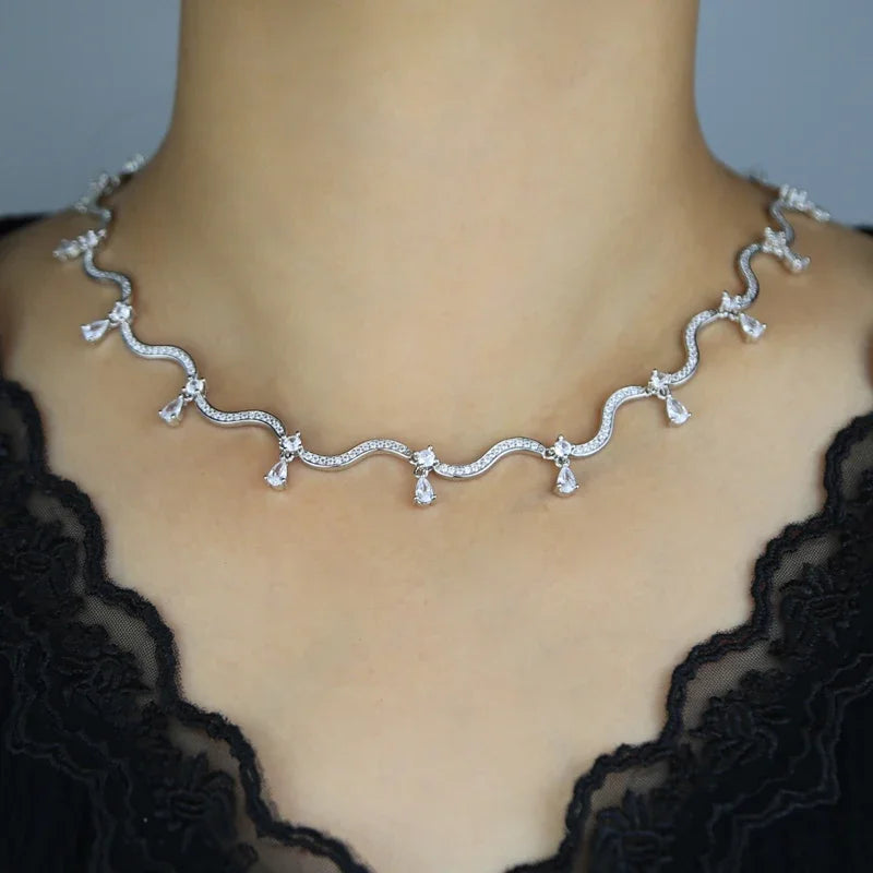 2025 Moda Bianco Rosa Tear Drop Cubic Zirconia Micro Pavimenta CZ Pavimentato Bling Wave Bar Cuore Fascino Collana Girocollo Gioielli da donna