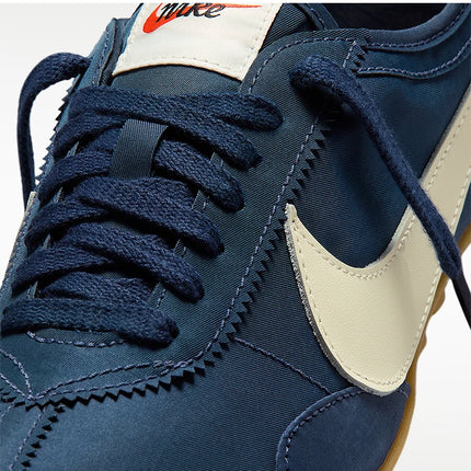 Scarpe sportive basse da donna Nike originali Moon Shoe, modello IW0955-400, dal design alla moda.