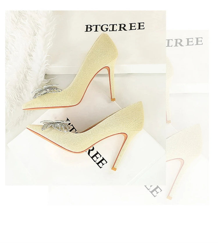 Tacchi sottili in pelle scamosciata stile europeo americano di lusso leggero ed elegante per banchetti Scarpe da donna con grandi fiocchi alla moda con tacchi altissimi
