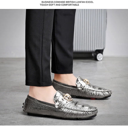 Scarpe da uomo slip-on modello coccodrillo 2025 Primavera ed estate Moda britannica alla moda in pelle lucida lucida pigra casual Beanie scarpe fatte a mano
