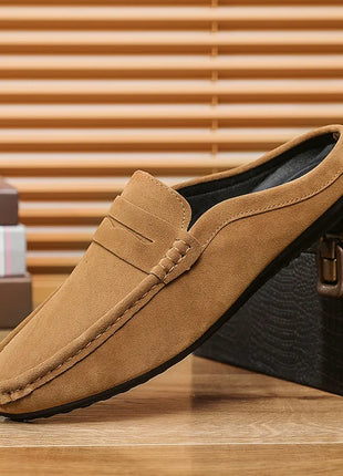 Muli da uomo scarpe Casual in pelle scamosciata leggera nuovi uomini pigro per il tempo libero mezze pantofole traspiranti Slip on scarpe da passeggio mocassino