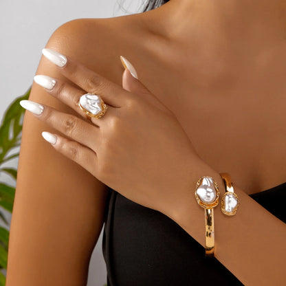 Set di gioielli con perle finte barocche dorate esggerate per le donne Collana con catena a serpente vintage Bracciale aperto e gioielli con anello