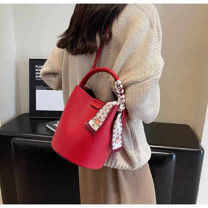 Borse a tracolla e a tracolla a secchiello in PU rosso Nero Senso del lusso Borsa a due usi da donna 2024 Moda versatile in vendita