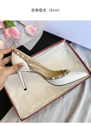 scarpe da donna di marca di lusso Sandali da donna Rivetti estivi Tacchi alti Lato vuoto Scarpe da donna da ballo in pelle moda femminile da donna