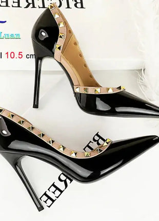 2025 Nuovo Sexy Nero Sottile Tacchi Alti 10.5 Centimetri Scarpe da Donna Testa A Punta Rivetto Pompe da Donna in Pelle Verniciata Stiletto Scarpe da Discoteca platinumshop
