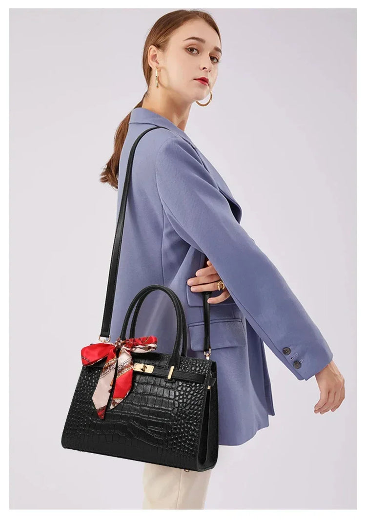 Borsa a Mano in Ecopelle Lucida Effetto Coccodrillo con Fiocco in Seta Stampata e Chiusura a Girello in Metallo, Borsa a Tracolla da Donna con Manico Superiore