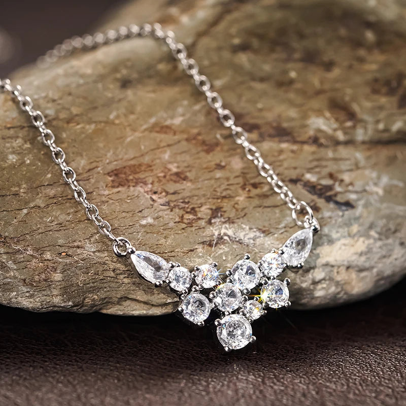 Huitan Collana con ciondolo da donna intarsiato brillante CZ Accessori estetici per fidanzamento Matrimonio Festa di moda Regalo di gioielli affascinanti