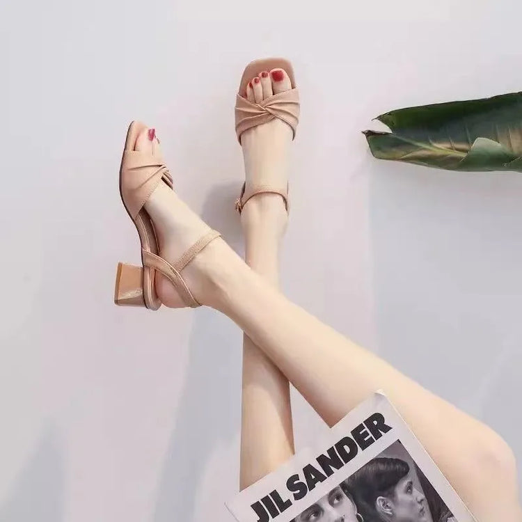 Sandali da donna versatili con tacco medio e plateau, nuovi sandali alla moda primavera 2026 con cinturino singolo e tacco alto, sandali romani