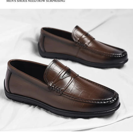 Scarpe da uomo in pelle, stile britannico casual e alla moda, un passo sui mocassini pigri
