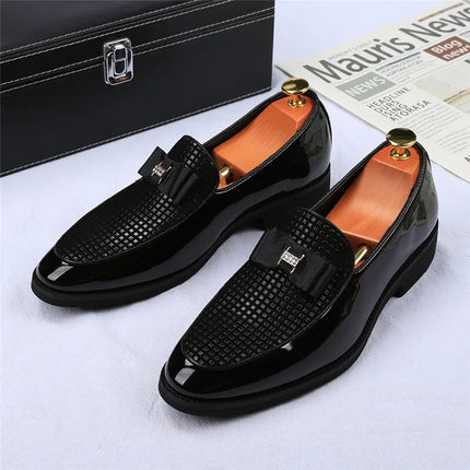 Mocassini con papillon da uomo Moda nuovi da uomo in pelle verniciata a punta Scarpe basse da lavoro Designer Calzature per abito da sposa per ritorno a casa