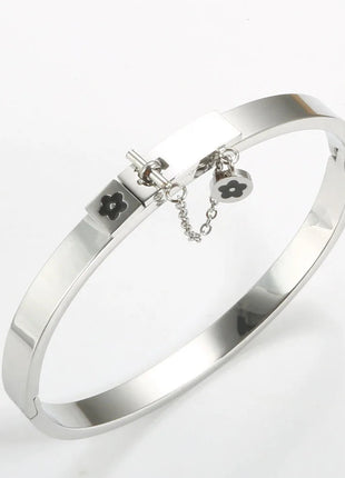 Set di gioielli di moda di lusso in acciaio inossidabile Set di gioielli da donna dorati Bracciale con ciondolo a forma di fiore Anelli per uomo Set di gioielli da donna regalo platinumshop