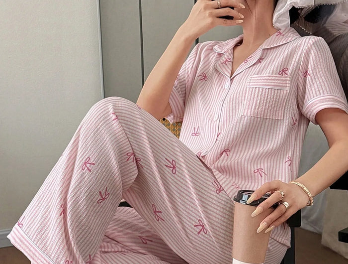 Set Pigiama da Donna con Stampa a Righe e Fiocco, Completo Estivo con Maglietta a Maniche Corte e Pantaloni, Comodo Abbigliamento da Notte e Loungewear