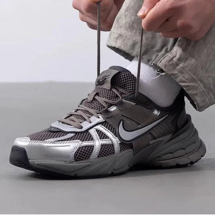 Nike V2K Run, scarpe da corsa casual e versatili, traspiranti, a profilo basso, per il commuting urbano, per uomo, argento-marrone HQ1678-200