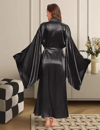 Elegante abito lungo da pavimento in seta da sposa, abito da sposa, kimono, abito da sposa, festa, abito da sposa, abito kimono nero