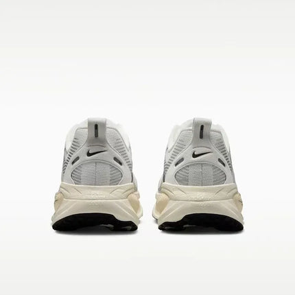 Nike VOMERO 18 Comfortable and Versatile,Breathable, Low-Top Casual Training and CityCommuting Running Shoes for Men, Beige