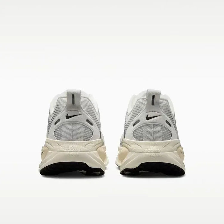 Nike VOMERO 18 Comfortable and Versatile,Breathable, Low-Top Casual Training and CityCommuting Running Shoes for Men, Beige