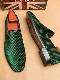 2023 nuovi mocassini da uomo in velluto scarpe di marca di lusso Slip on scarpe da sposa per feste a punta mocassini da uomo di moda nero vino rosso Flats