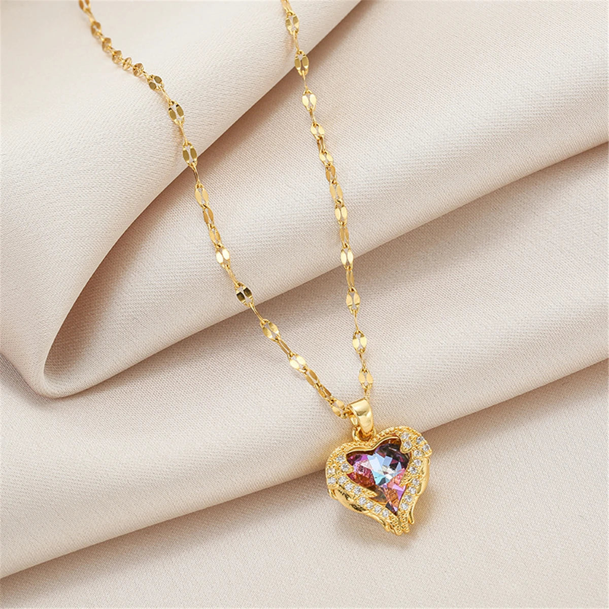 Collana con ciondolo a forma di cuore in cristallo colorato di lusso superiore per le donne Gioielli alla moda in acciaio inossidabile 316L Catena da collo da sposa femminile
