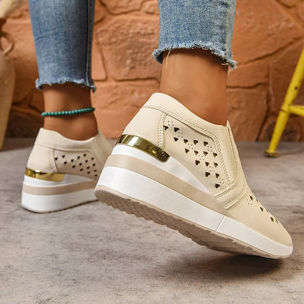 2025 Nuove scarpe da ginnastica con zeppa scavate da donna Plus Size Mocassini con suola spessa in pelle Pu Donna Slip On Scarpe casual traspiranti Donna