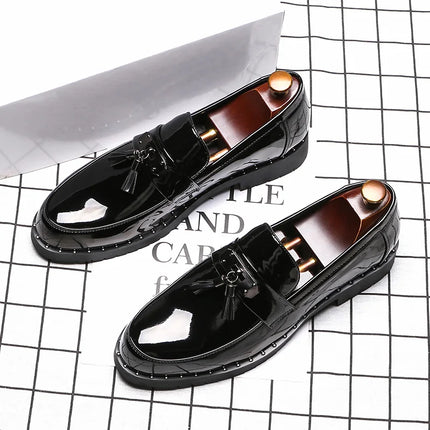 Mocassini di marca di lusso italiani Scarpe da uomo Nappa Scarpe firmate da uomo Scarpe in pelle laccata stile britannico Scarpe da sposa con fondo spesso