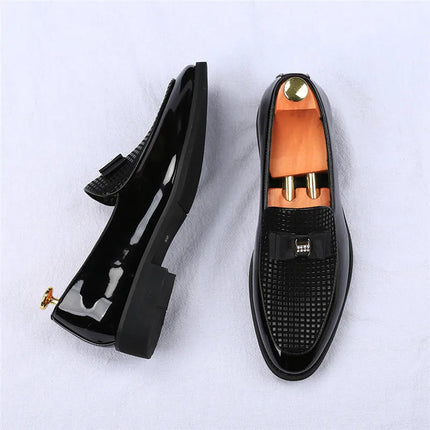 Mocassini con papillon da uomo Moda nuovi da uomo in pelle verniciata a punta Scarpe basse da lavoro Designer Calzature per abito da sposa per ritorno a casa