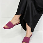Sandali piatti viola con cinturino singolo e punta aperta, da donna, casual, comodi e leggeri, perfetti per le giornate estive.