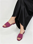 Sandali piatti viola con cinturino singolo e punta aperta, da donna, casual, comodi e leggeri, perfetti per le giornate estive.