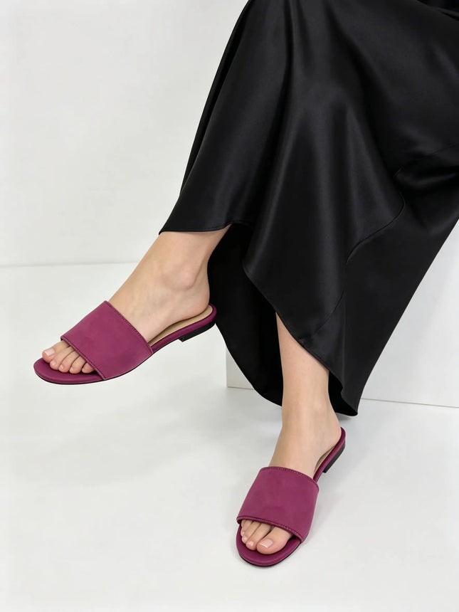 Women's purple flat sandals with a single strap and open toe, casual, comfortable, and lightweight, perfect for summer days.