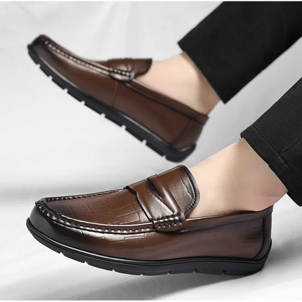 Scarpe da uomo in pelle, stile britannico casual e alla moda, un passo sui mocassini pigri