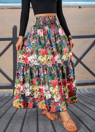 Women's long floral dress with ruched waist and ruffles, ideal for holidays and the beach, casual style