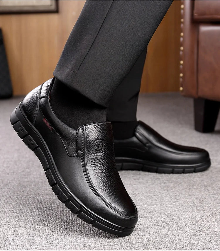 Scarpe estive nuove da uomo in pelle con suola morbida Scarpe basse casual Scarpe da passeggio per esterni Scarpe comode in morbida pelle alla moda Mocassini